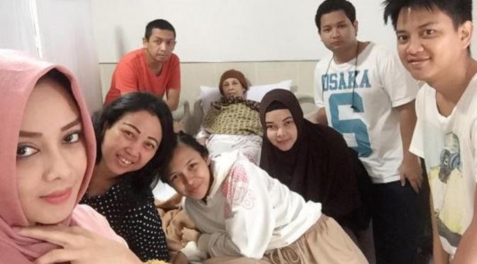 Terry Putri mendampingi ibundanya jelang operasi (Instagram/@terryputri)