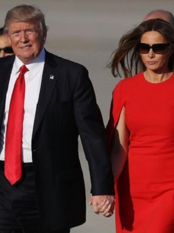 Donald Trump melepaskan gandengan tangannya dengan Melania Trump saat tiba di Palm Beach. (Foto: Mirror)