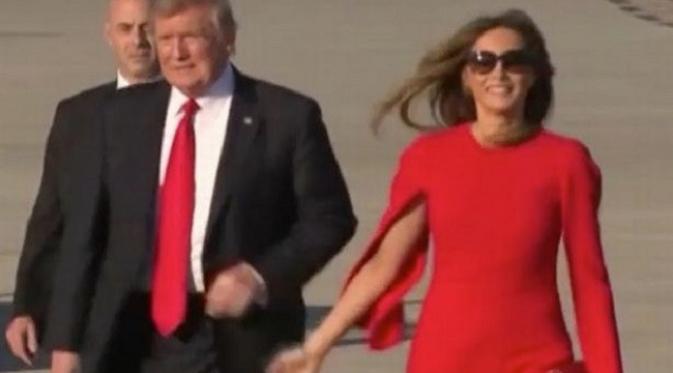 Donald Trump tak ingin melepaskan gandengan tangannya dengan Melania Trump saat tiba di Palm Beach. (Foto: Mirror)