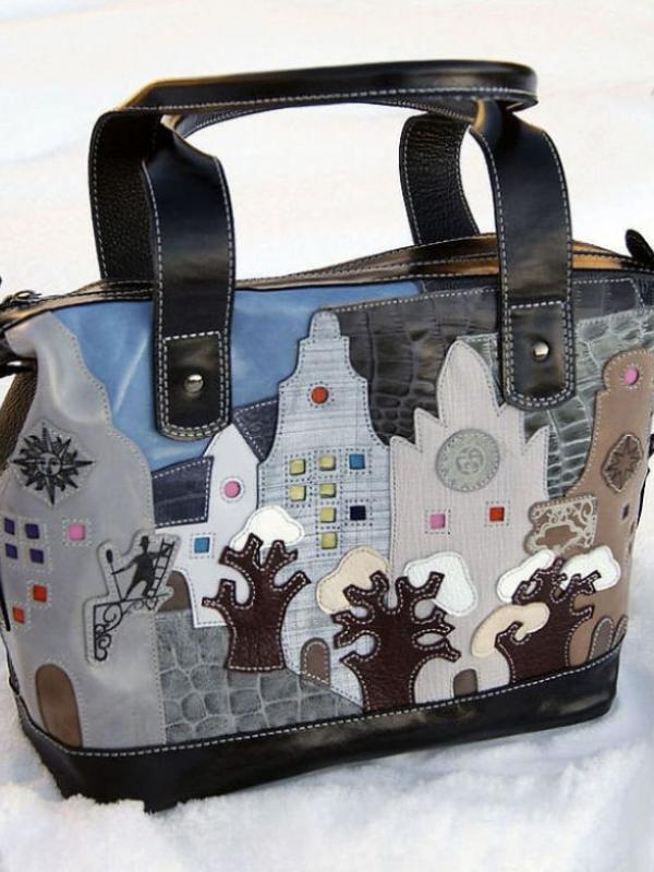 Siapa sangka, tas kulit kece ini dibuat oleh penjahit wanita yang berasal dari Moskow. (via: Bored panda)