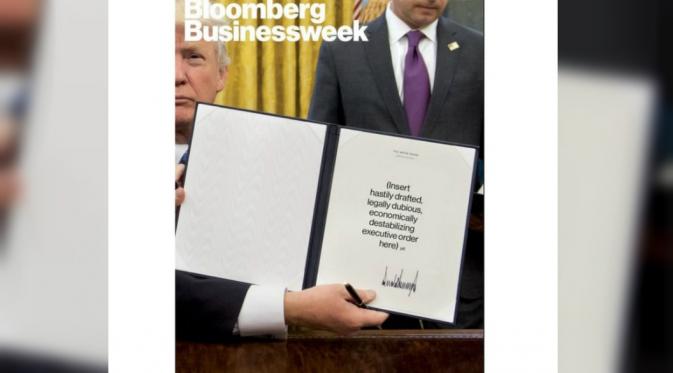 Bloomberg Businessweek memasang foto Trump yang telah diedit sedang menunjukkan perintah eksekutif ke hadapan kamera (Bloomberg Businessweek)
