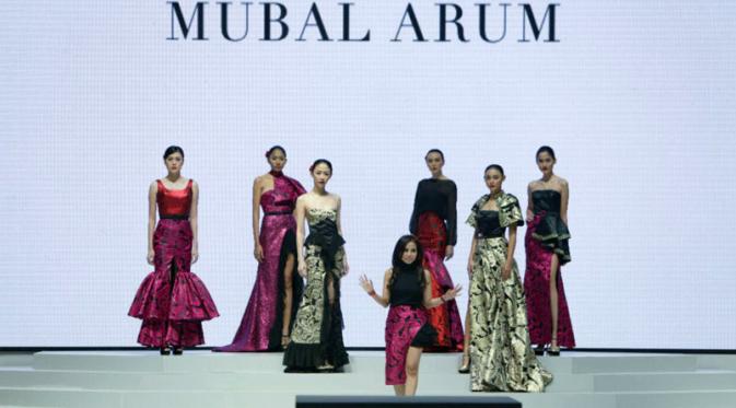 Rina Mubal Arum di Indonesia Fashion Show 2017.