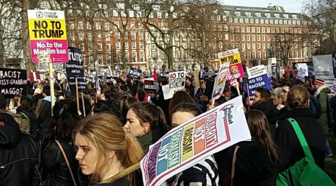 Sekitar 10.000 orang melakukan unjuk rasa di jalan-jalan London guna mengajukan keberatan atas rencana kunjungan Trump. (Sumber @WhereIsBryanP)