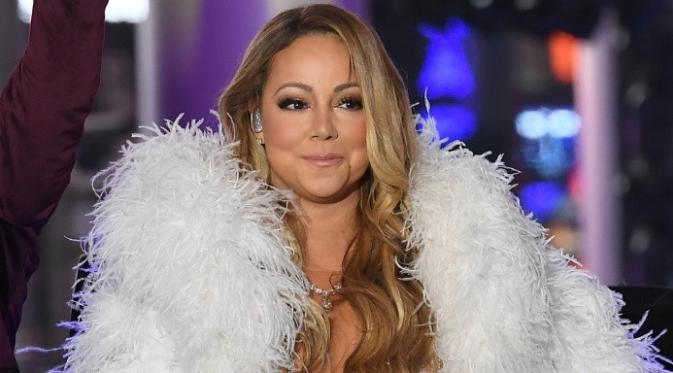 Tak seperti busana olahraga lainnya, Mariah Carey tampil seksi dengan sepatu hak tinggi dan stocking jala. 