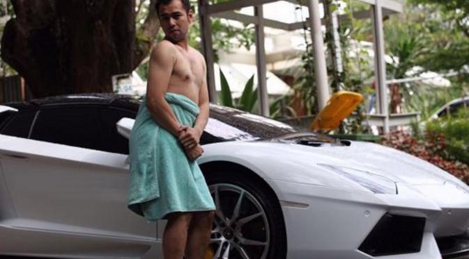 Gaya Raffi Ahmad saat memamerkan mobil mewahnya (Instagram/@raffinagita1717)