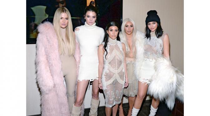 Tak henti mencari sensasi, keluarga Kardashian kembali menarik perhatian dengan gaya busana yang mengekspos bagian putingnya. 
