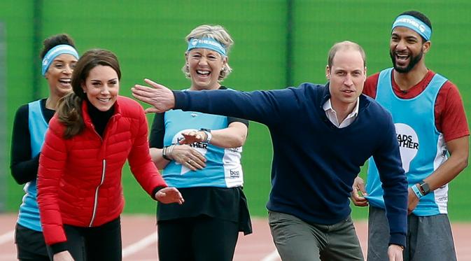 Pangeran William dan Istri Kate Middleton mengambil ancang-ancang sebelum lomba lari estafet dalam acara amal Heads Together di Taman Queen Elizabeth II di London, Inggris (5/2). (AFP Photo / Alastair Grant, Pool) 