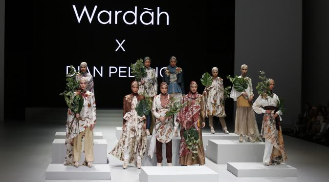 Koleksi Dian Pelangi dalam fashion show Youniverse di Indonesia Fashion Week 2017 (Foto: Dok. Wardah)