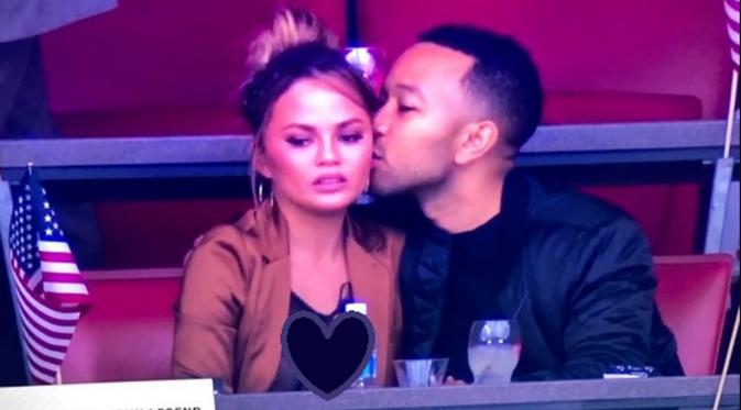  John Legend dan Chrissy Teigen saat menyaksikan Super Bowl 2017 (foto: Dailymail)