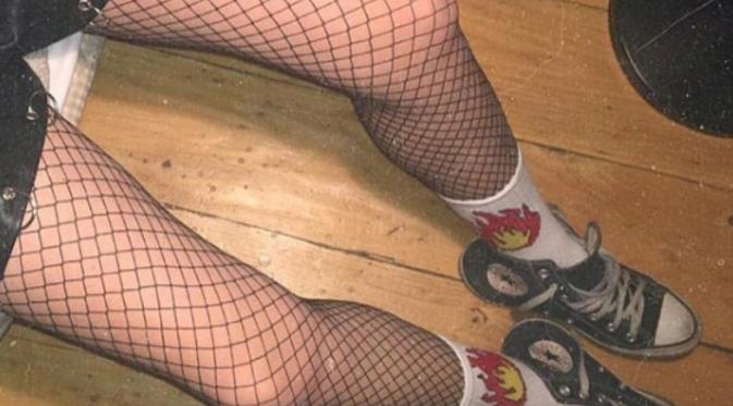 Bukan stocking hitam, putih, atau warna lainnya, kini sedang hits banget nih tren fashion fishnet tights atau biasa disebut stocking jaring. (via: californee_shop)