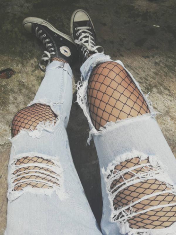 Bukan stocking hitam, putih, atau warna lainnya, kini sedang hits banget nih tren fashion fishnet tights atau biasa disebut stocking jaring. (via: Instagram/@inndahwulansari)