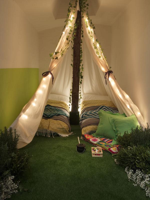 Tenda dalam kamar tidur anak dengan tema hutan tropis (foto : boredpanda.com)