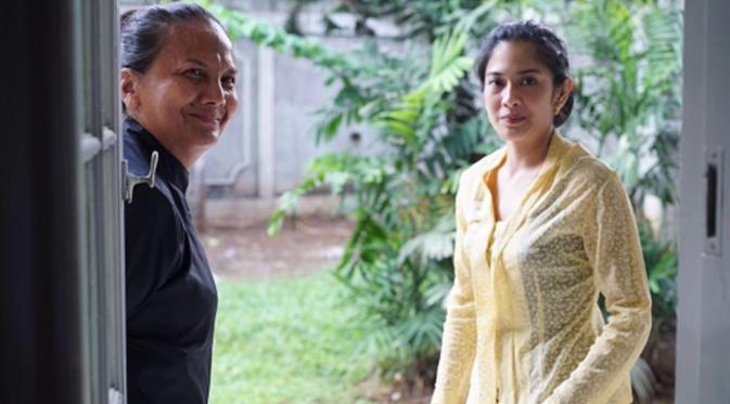 Christine Hakim dan Dian Sastrowardoyo di film Kartini. (Instagram/therealdisastr)