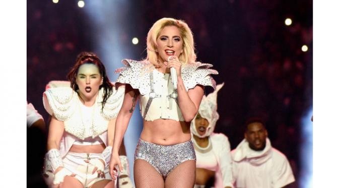 Simak penampilan Lady Gaga dalam ajang Super Bowl 2017 (foto: nymag.com)