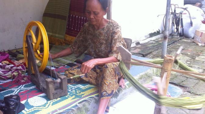 Para pengrajin tenun khas Indramayu itu kini sudah berusia lanjut, sedangkan proses regenerasi tidak berjalan. (Liputan6.com/Panji Prayitno)