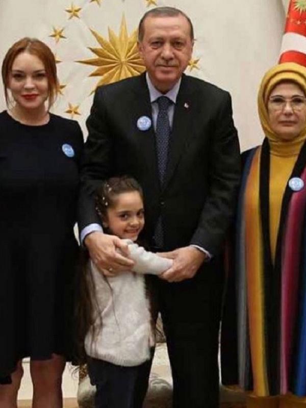 Lindsay Lohan ingin Donald Trump ikut membantu warga Suriah. (Instagram/lindsaylohan)