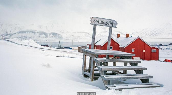 Seluruh penghuni Svalbard, akan berkumpul di tangga kayu rumah sakit untuk menantikan cahaya matahari pertama. (foto : Bas van Oort, bbc.com)