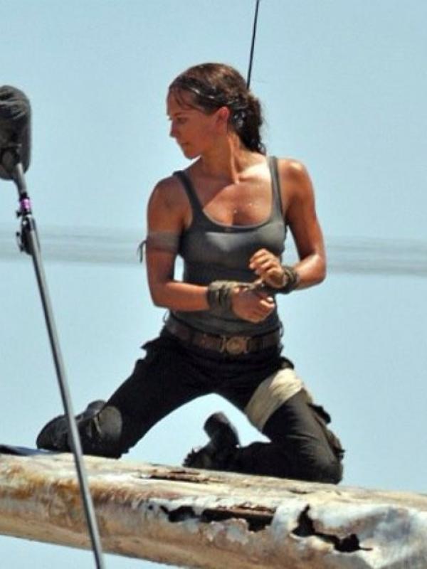 Alicia Vikander saat syuting Tomb Raider. (Twitter - @AliciaVikanderD)