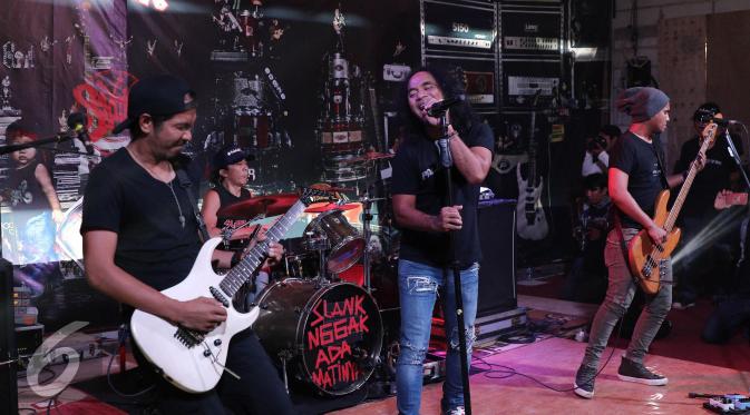 Slank menampilkan aksinya saat peluncuran album ke-22 mereka berjudul Palalopeyank di markas mereka di Gang Potlot, Durentiga, Jakarta Selatan, Selasa (7/2/2017). (Herman Zakharia/Liputan6.com)