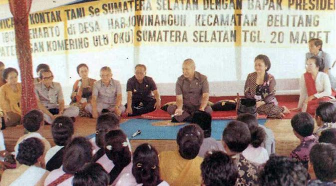 Soeharto berdialog dengan rakyat. foto: teguh212.weblog.esaunggul.ac.id