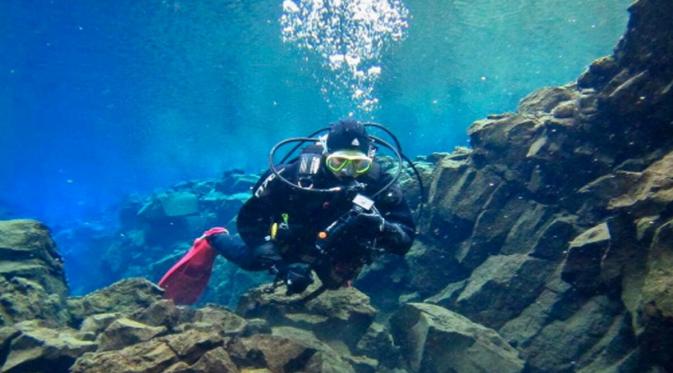 Nadine Chandrawinata diving hingga ke Iceland (Foto: Instagram)