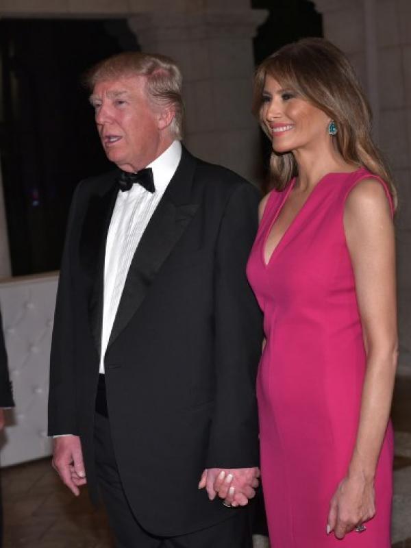Senyum Melania Trump saat berdampingan dengan suaminya. (AFP/Bintang.com)
