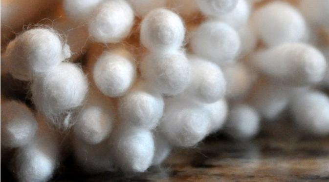 Gunakan cotton bud untuk membersihkan bodi smartphone (Sumber: Android Pit)