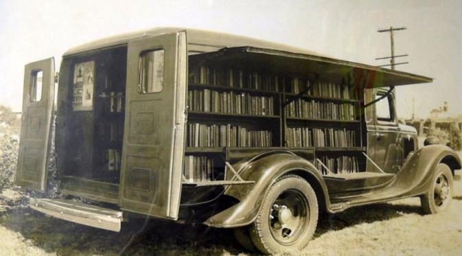 Opened bookmobile, 1925. (Via: boredpanda.com)