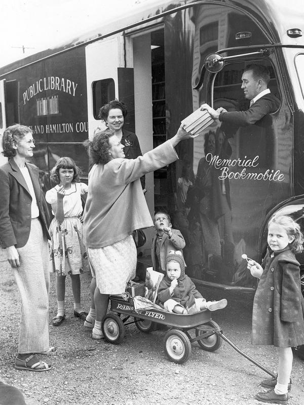 Bookmobiles, sekitar 1948. (Via: boredpanda.com)