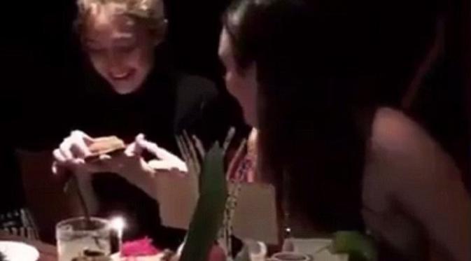 Potongan video yang membuat Gigi Hadid dituduh ejek orang Asia. (Foto: Twitter)