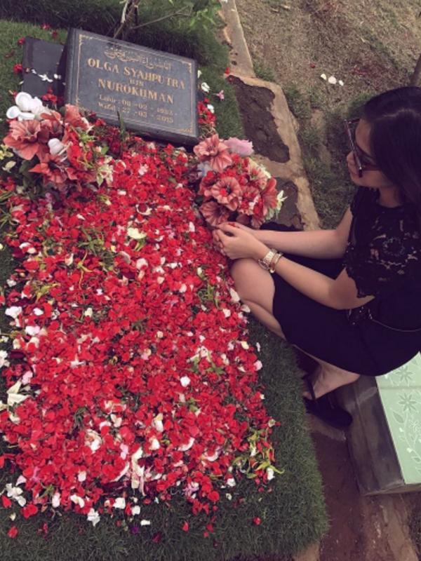 Jessica Iskandar mengunjungi makam Olga Syahputra. (Instagram/inijedar)