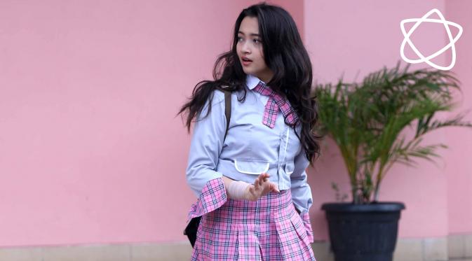 Megan Domani saat syuting sinetron Anak Sekolahan. (Nurwahyunan/Bintang.com)