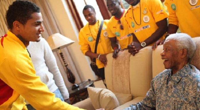 Kevin-Prince Boateng bertemu dengan Nelson Mandela di sela-sela pagelaran Piala Dunia 2010. (Ghana Soccer Net)