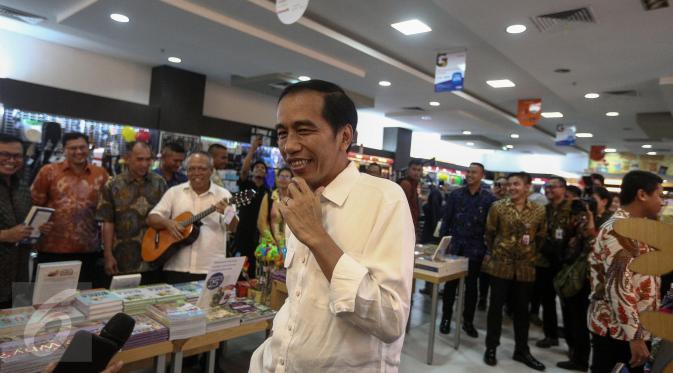 Presiden Joko Widodo saat berada di salah satu toko buku di Maluku City Mall, Ambon, Maluku, Rabu (8/2). Kedatangan Jokowi disambut meriah oleh pengunjung pusat perbelanjaan tersebut. (Liputan6.com/Faizal Fanani)
