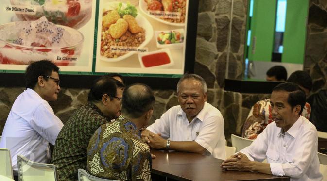 Presiden Joko Widodo (kanan) dan beberapa menterinya saat berada di salah satu restoran di Maluku City Mall, Ambon, Maluku, Rabu (8/2). Kedatangan Jokowi sempat menghebohkan pengunjung di pusat perbelanjaan itu. (Liputan6.com/Faizal Fanani)