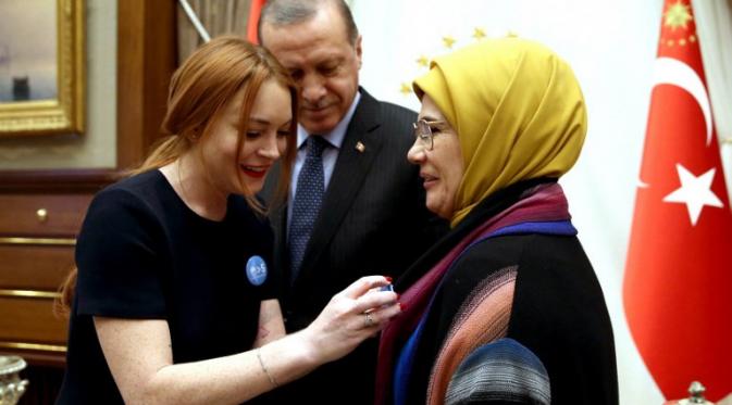 Pertemuan Lindsay Lohan dengan Presiden dan Ibu Negara Turki. (Foto: AFP)