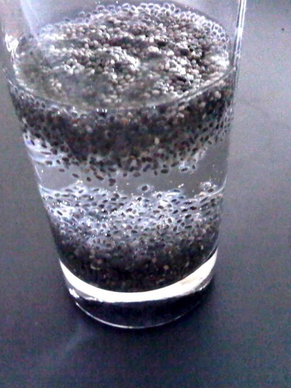 Chia dan air mineral untuk melangsingkan. | via: jomlawankanser.blogspot.co.id