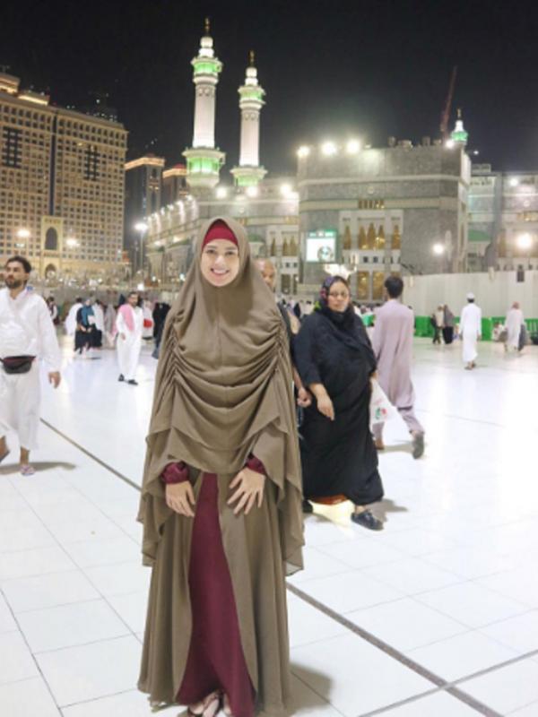 Cut Meyriska menjalani ibadah umrah. (Instagram/cut_meyriska26)