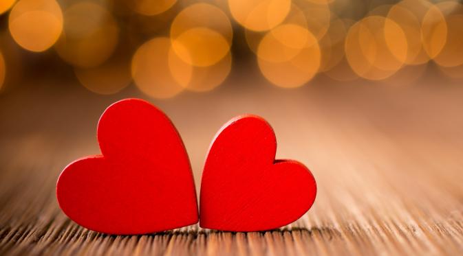 Anda dapat mengungkapkan perasaan cinta dengan memberikan hadiah kepada orang tersayang di hari Valentine.