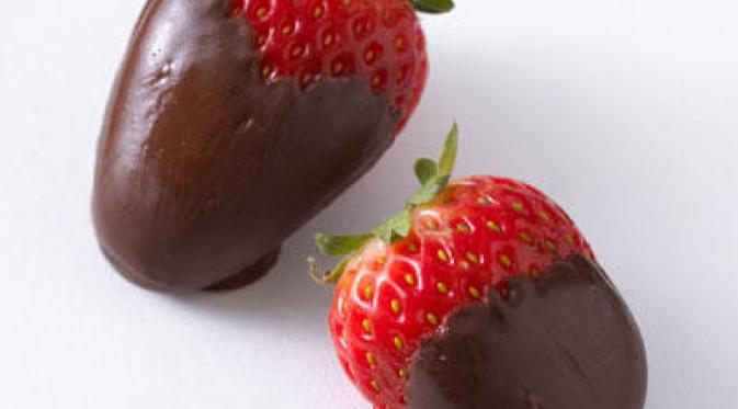 Strawberry yang dicelupkan cokelat. 74 Kalori. | via: 