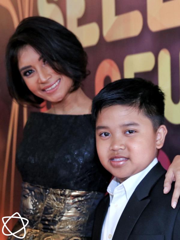 Dessy Rosalianita dan sang anak. (Adrian Putra/Bintang.com)