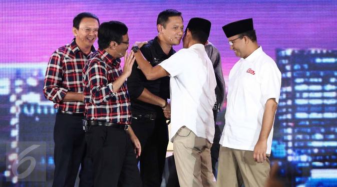 Agus Yudhoyono bersalaman dengan Sandiaga Uno usai Debat Cagub DKI Jakarta putaran ketiga di Hotel Bidakara, Jakarta, Jumat (10/2). Debat ke-3 ini mengangkat tema masalah kependudukan dan peningkatan kualitas hidup masyarakat.(Liputan6.com/Faizal Fanani)