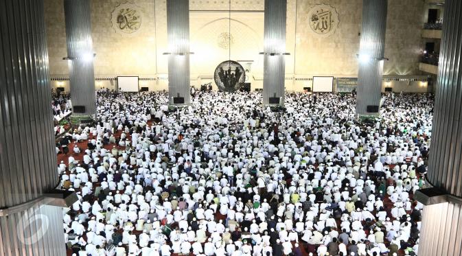 Peserta aksi 112 sedang mengikuti dzikir di Masjid Istiqlal, Jakarta, Sabtu (11/2). Kegiatan aksi 112 ini digelar di Masjid Istiqlal dengan agenda zikir dan tausiyah nasional. (Liputan6.com/Herman Zakharia)