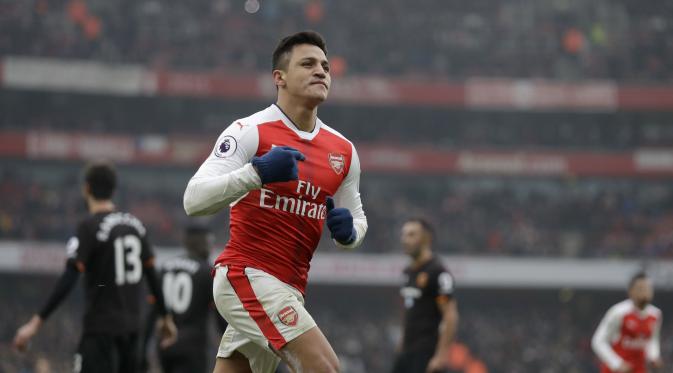 Pemain Arsenal, Alexis Sanchez menjadi bintang lapangan pada laga ini dengan mencetak dua gol ke gawang Hull City pada lanjutan Premier League di Emirates Stadium, London, (11/2/2017). Arsenal menang 2-0.  (AP/Matt Dunham)