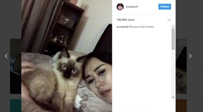 Aura Kasih mengumbra kemesraan dengan kucing kesayangannya. [foto: instagram: aurakasih]