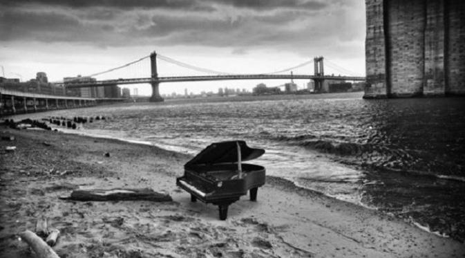 Piano merek Mason & Hamlin terdampar di sisi Sungai Timur, Manhattan (Nydailynews)