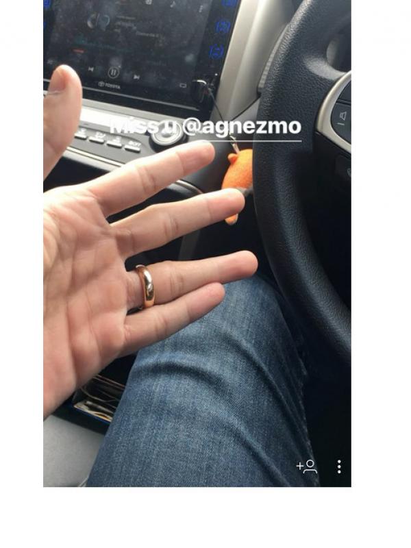 Wijaya Saputra memerlihatkan cincin yang sama dengan Agnez Mo (Foto: Instagram)