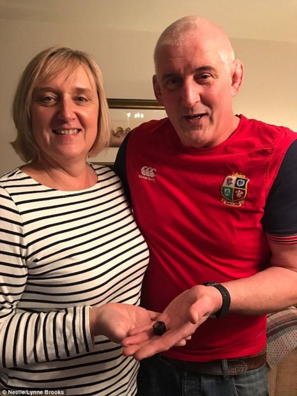 Coklat yang mereka simpan adalah hadiah valentine pertama mereka sebagai pasangan, 33 tahun lalu. (Foto: dailymail.co.uk)