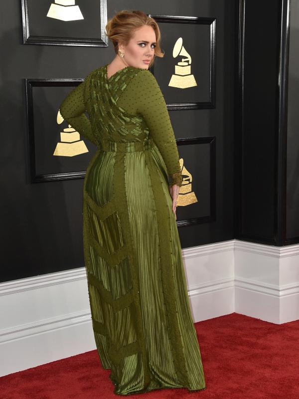 Penampilan penyanyi asal Inggris, Adele saat berpose di karpet merah Grammy Awards 2017 di Los Angeles, Minggu (12/2). Adele juga akan tampil di panggung Grammy 2017 beserta dengan para penampil lainnya. (Photo by Jordan Strauss/Invision/AP)