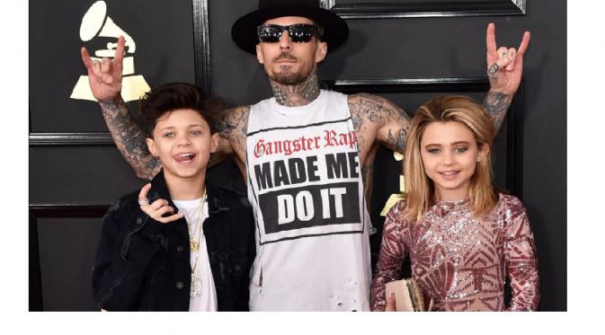 Travis Barker hadiri Grammy Awards 2017 bersama dua anaknya (Foto: People.com)